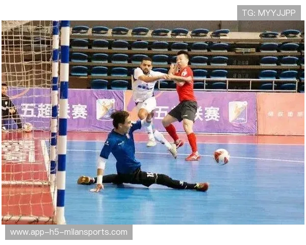 足球场上的英雄时刻：倒地铲球守护荣誉与胜利