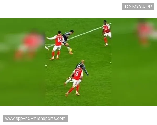 阿贾克斯盯C罗式头球铁塔：逆天弹跳瞬间点燃绿茵激情