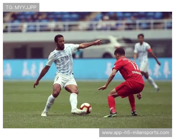 未来之星：他们会成为球队的核心吗？，未来之星足球队的教练和小队员正在研究